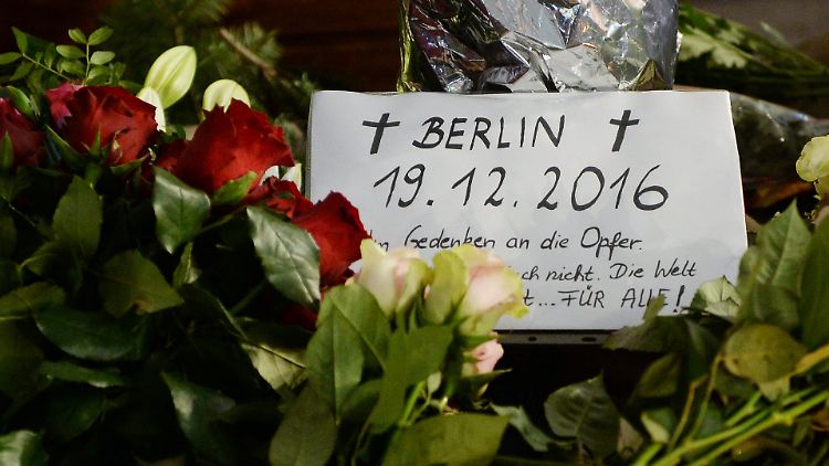 Mit Blumen, Kerzen und Karten gedenken die Menschen der Opfer des Anschlags.