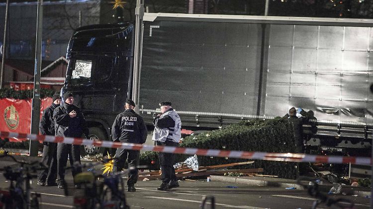Lkw als Waffe. Mindestens zwölf Menschen starben beim Anschlag auf den Berliner Weihnachtsmarkt am 19. Dezember 2016.