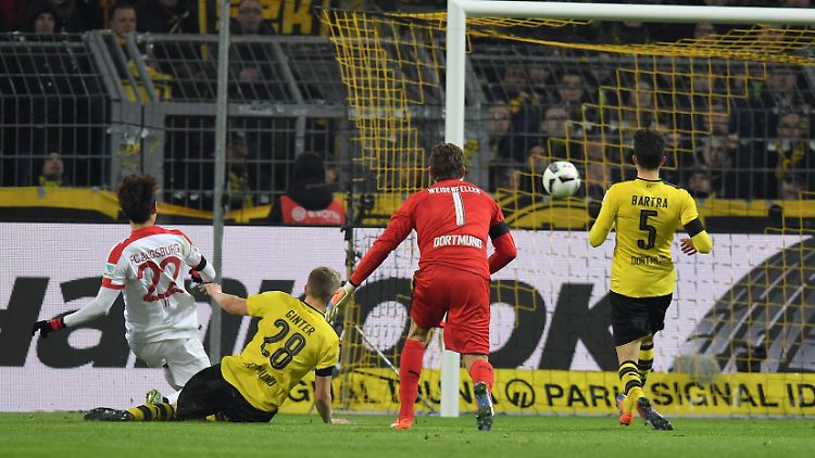 Ji Dong-Won brachte Augsburg in Dortmund in Führung. Das reichte letztlich für einen Punkt.