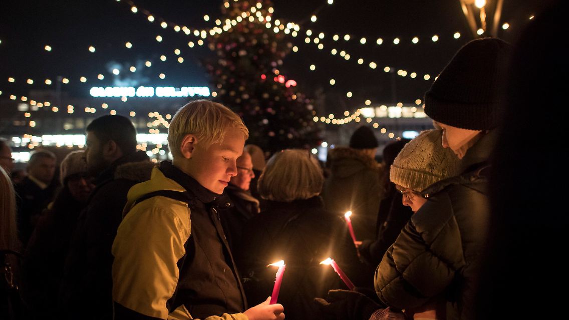 Schweigeminute für Berlin auf einem Weihnachtsmarkt in Zürich.