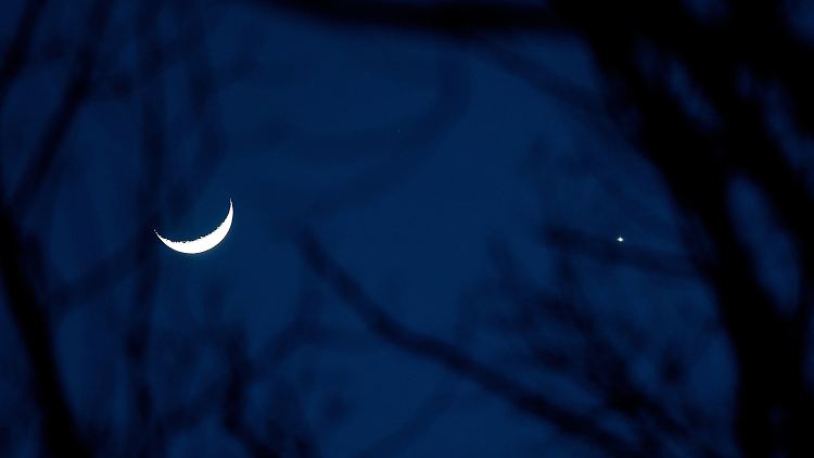 Die Sichel des zunehmenden Mondes zieht am 2. weit nördlich an der Venus vorbei. (Aufnahme von Mond und Venus vom 26. März 2012)