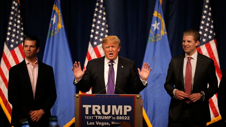 Donald Trump mit seinen Söhnen Donald Jr. (l.) und Eric (r.) bei einer Wahlkampfveranstaltung im Februar.