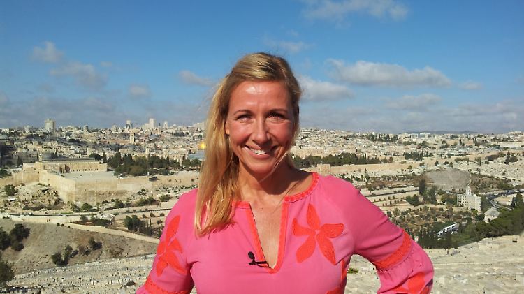 Andrea Kiewel vor der Altstadt von Jerusalem