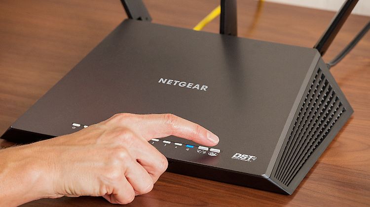 Die ersten Netgear-Router erhalten ihr Firmware-Update. Modelle wie der R7300DST (im Bild) müssen aber noch warten. 