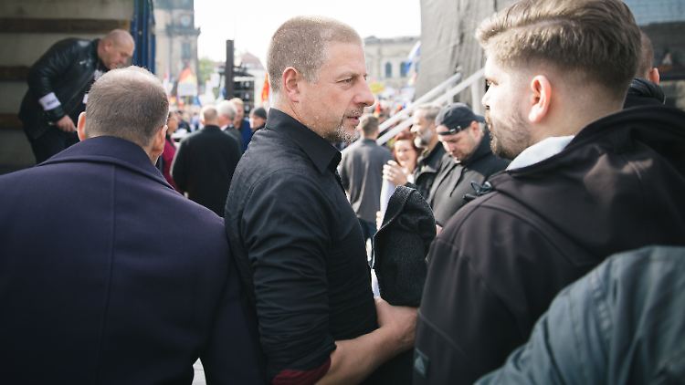 Götz Kubitschek ist eine zentrale Figur der neuen Rechten und steht hinter der geplanten Mahnwache. Auf dem Bild ist er mit Pegida auf dem Dresdner Theaterplatz.