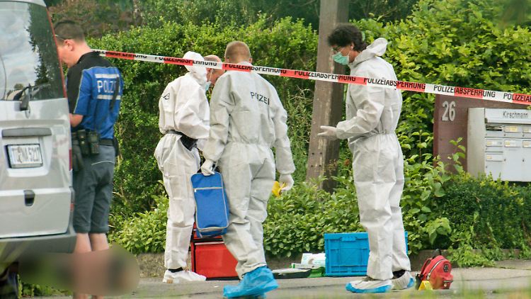 Um nicht selbst Spuren am Tatort zu hinterlassen, tragen die Ermittler dort Schutzanzüge.