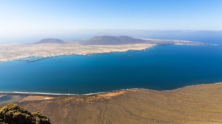 Tiefblaues Meer: Blick auf La Graciosa vom Mirador del Rio auf Lanzarote aus.