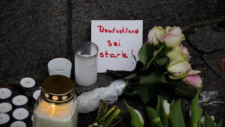 Vor der deutschen Botschaft in Kopenhagen.