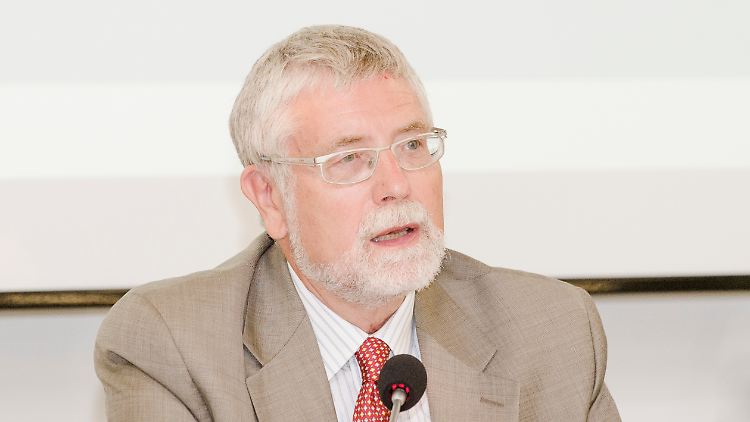 Prof. Dr. Michael Brzoska ist Senior Research Fellow am Institut für Friedensforschung und Sicherheitspolitik der Universität Hamburg.