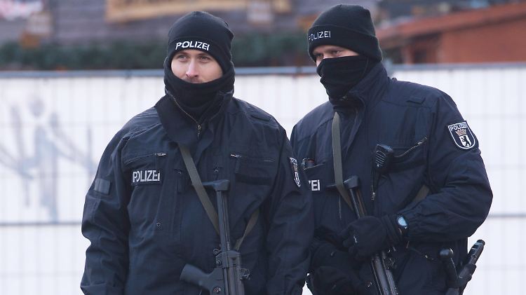 Zwei Polizisten sichern nach dem Anschlag im Dezember den Berliner Breitscheidplatz.