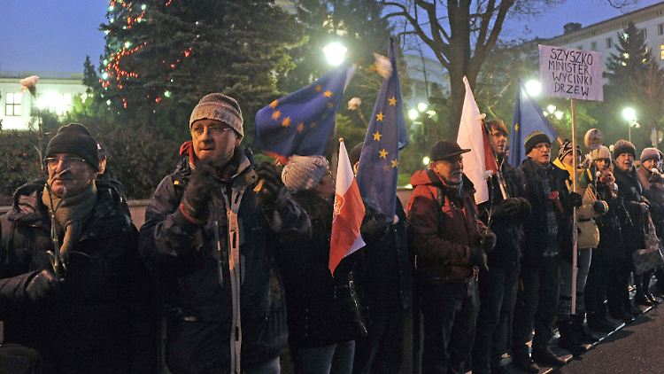 Seit mehreren Tagen protestieren Tausende Polen gegen die geplanten Reformen ihrer Regierung.