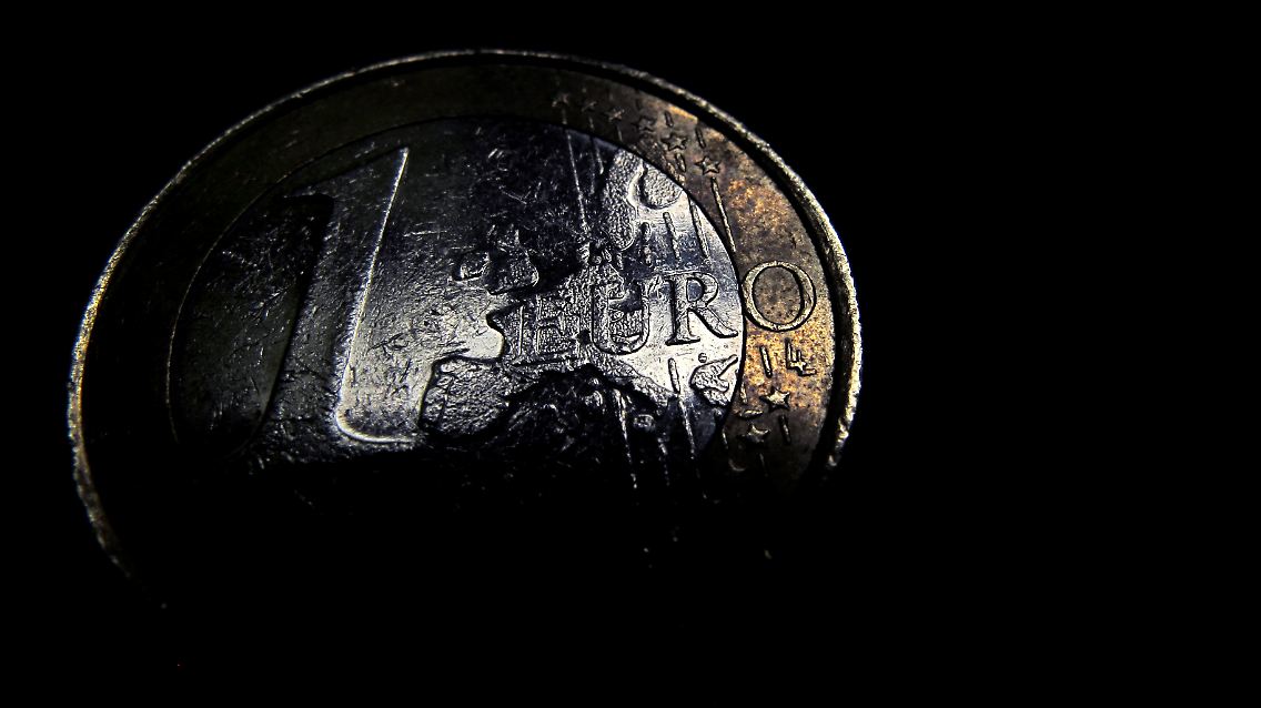 Die Schuldenkrise der Euro-Länder belastet auch die Gemeinschaftswährung.