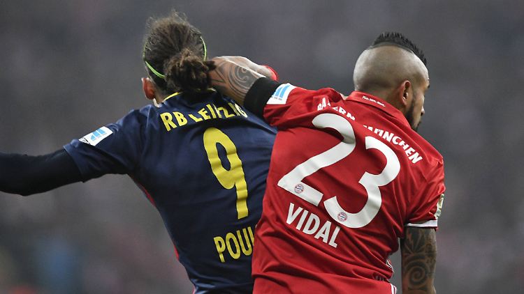 Eiskalt abgekocht: Die Bayern-Profi Arturo Vidal im Zweikampf mit Leipzigs Yussuf Poulsen.
