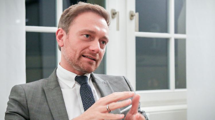 Christian Lindner beim Gespräch mit n-tv.de in seinem Berliner Büro.