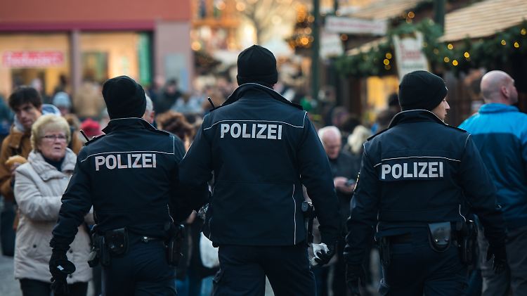 Polizisten auf einem Weihnachtsmarkt in Mainz. Polizeipräsenz nach Anschlägen soll nicht nur das Gefühl von Sicherheit erhöhen, sondern auch Nachahmungstaten verhindern.