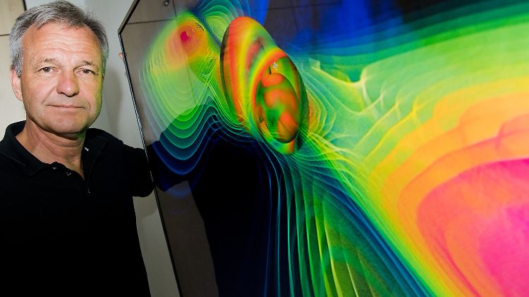 Der Physiker Karsten Danzmann, Direktor am Max-Planck-Institut für Gravitationsphysik, vor einer Visualisierung von Gravitationswellen.