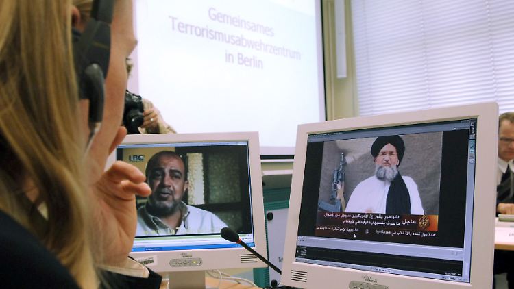 Ein Blick ins Gemeinsame Terrorabwehrzentrum (GTAZ), wo alle Behörden, die mit terroristischer Gefahr befasst sind, zusammenarbeiten. Auf dem Monitor ist eine Videobotschaft von Al-Kaida-Chef Aiman al-Zawahiri zu sehen.