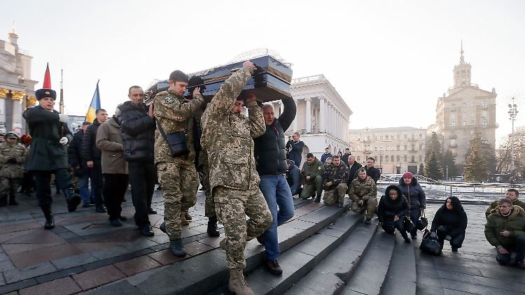 Erneut gab es Tote im Ukraine-Konflikt: Eine Beerdigungszeremonie in Kiew zwei Tage vor Heiligabend.