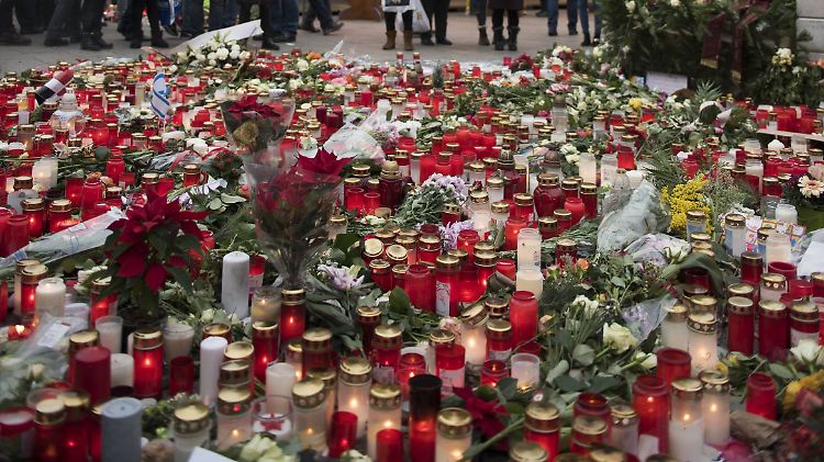 Blumen und Kerzen am Breitscheidplatz, drei Tage, nachdem ein Attentäter den gestohlenen Lkw in den Weihnachtsmarkt fuhr.