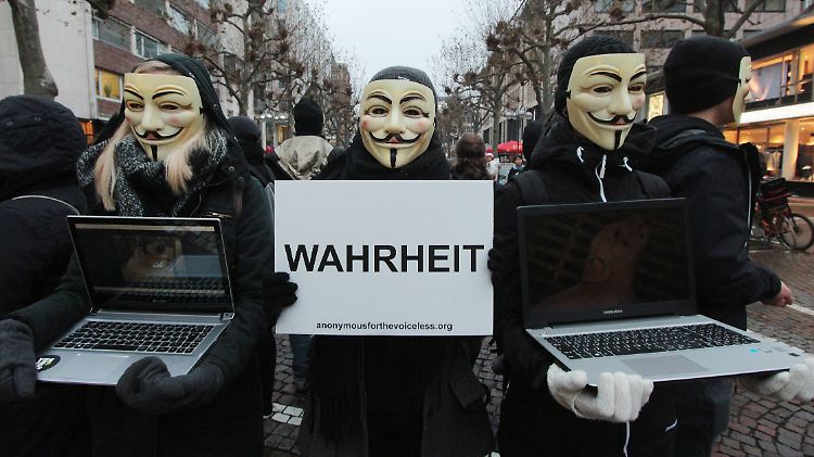 Anonymus-Aktivisten demonstrieren in Frankfurt am Main.