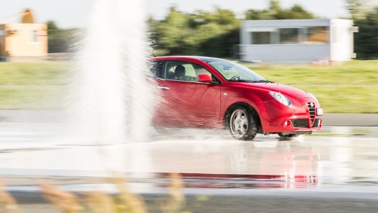Ein Fahrsicherheitstraining ist nicht ganz billig. Bei Autoklubs starten sie aber schon bei weniger als 100 Euro.