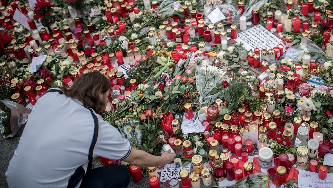 Viele Blumen, Kerzen und Karten liegen mittlerweile in Erinnerung an die Opfer am Berliner Breitscheidplatz.