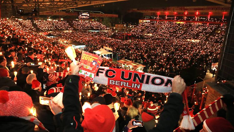 Volles Stadion und kein Ball rollt - die Köpenicker lieben ihren FC Union. 