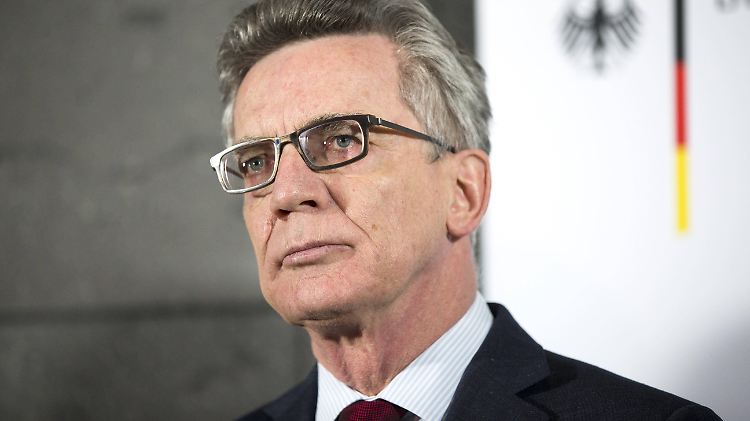 Bundesinnenminister Thomas de Maizière sieht keine Verfehlungen seitens der Polizei. 