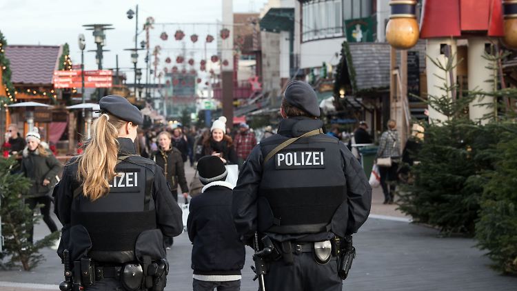 Es gebe keine Hinweise darauf, dass von den Brüdern eine konkrete Gefahr ausgehe, sagte ein Polizeisprecher.