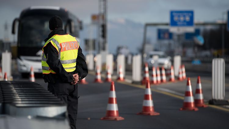 Wie lange noch? Auch am Autobahnübergang der A8 zwischen München und Salzburg kontrollieren Beamte rund um die Uhr.
