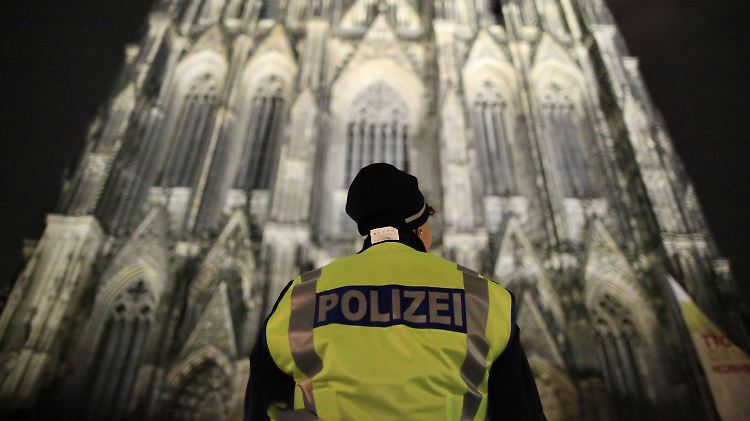 Polizisten sicherten die Christmette im Kölner Dom.