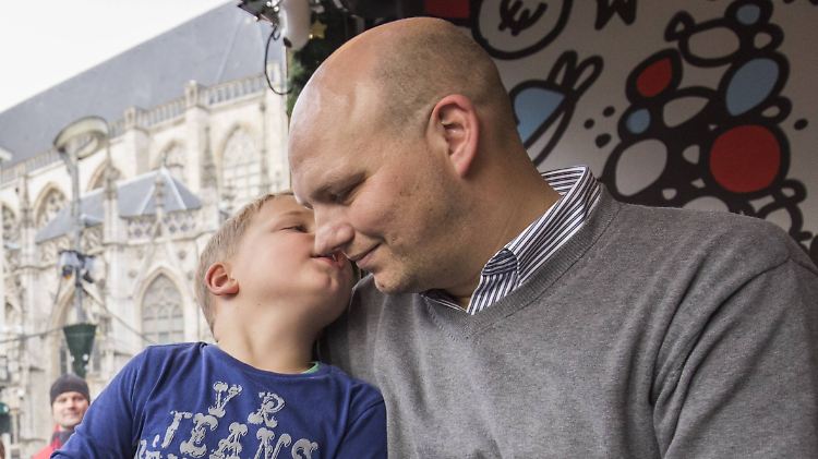 Tijn mit seinem Vater. Beide haben natürlich lackierte Nägel.