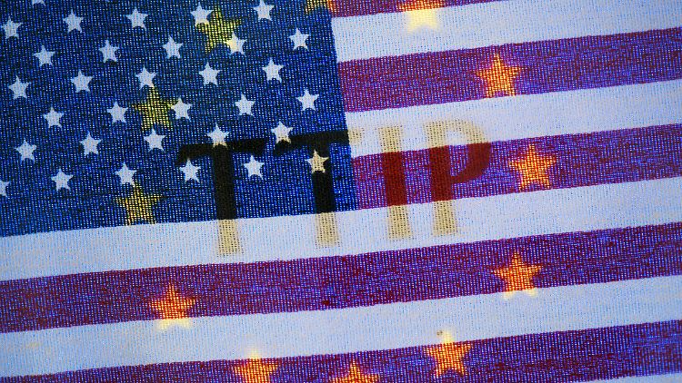 In Europa gibt es massive Proteste gegen TTIP, weil Umwelt- und Verbraucherschützer fürchten, hohe EU-Standards könnten verwässert werden.