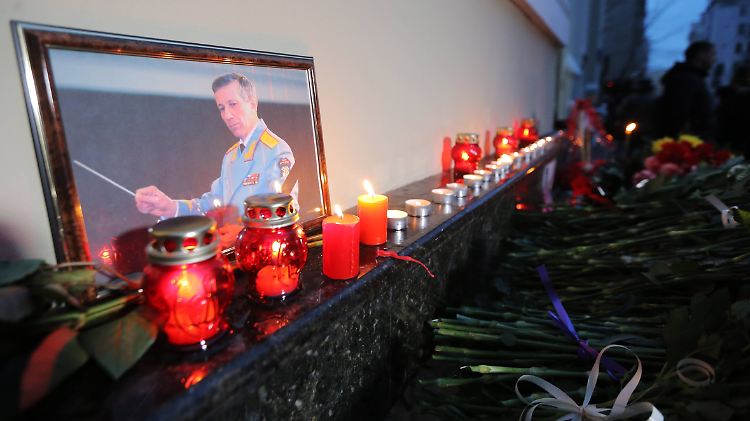 Am Moskauer Probeort der Musiker legten Menschen Blumen nieder und zündeten Kerzen an - vor dem Bild von Ensemble-Chef Waleri Chilalow.