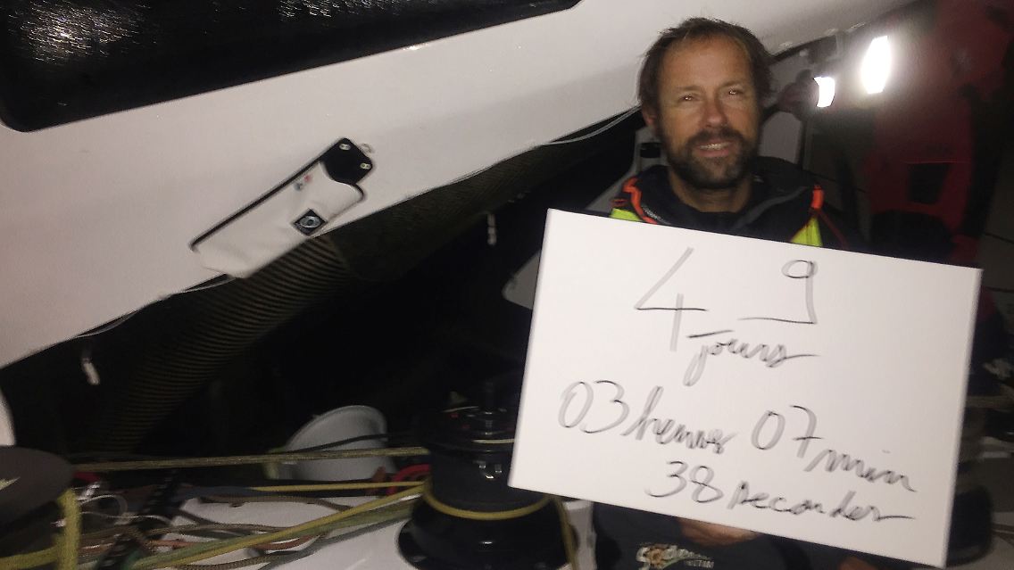 Zehntausende Fans erwarten den neuen Rekordhalter Thomas Coville nun in seinem Heimathafen in Frankreich. 