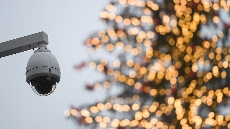 Mehrere Weihnachtsmärkte wurde als Reaktion auf den Anschlag in Berlin mit mobiler Kameratechnik überwacht. In Berlin scheut der Senat solche Schritte aber.