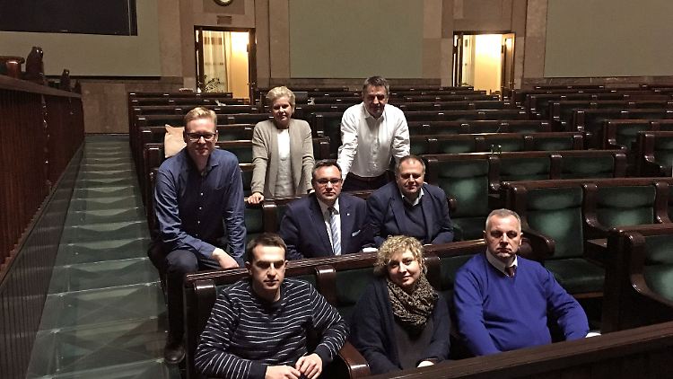 Mehrere Politiker der polnischen Opposition halten auch über Weihnachten den Parlamentssaal besetzt.