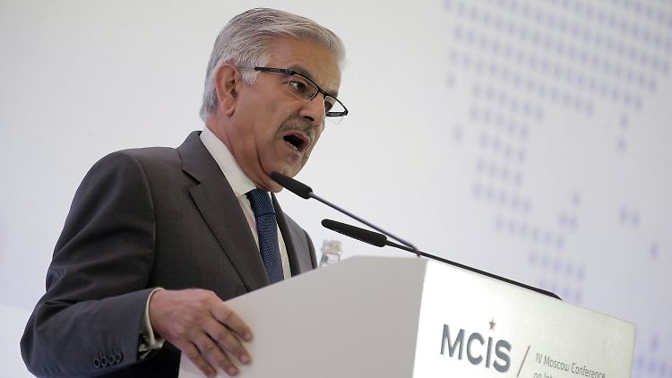 Pakistans Verteidigungsminister Khawaja Asif ließ sich von einer Falschmeldung im Internet provozieren.