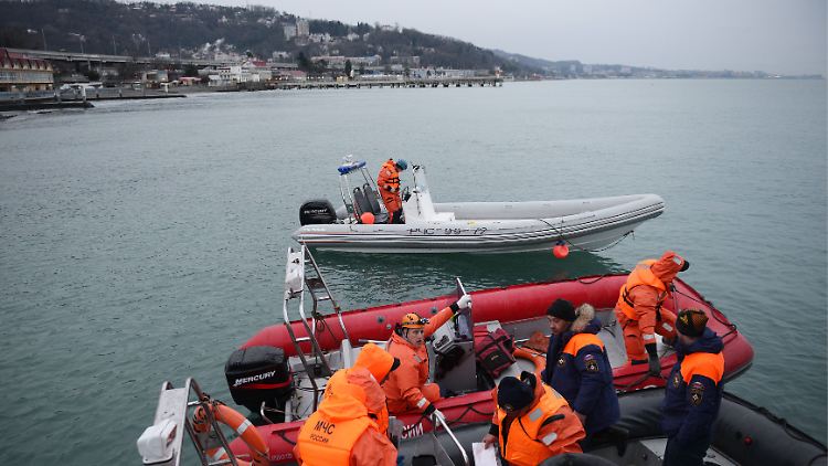 3500 Helfer, darunter 100 Taucher, suchen nach Überresten der Maschine.