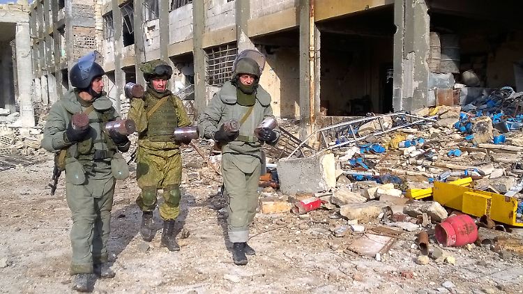 Russische Truppen patrouillieren durch Ost-Aleppo.