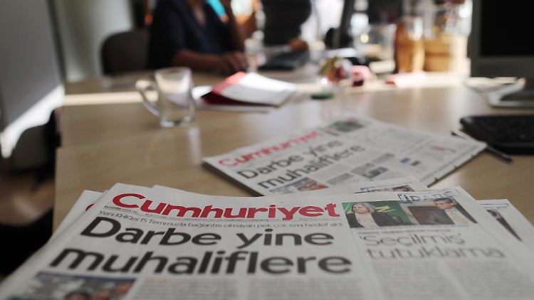Mehrere "Cumhuriyet"- Journalisten wurden in den vergangenen Wochen festgenommen, die meisten von ihnen wegen "terroristischer Aktivitäten".
