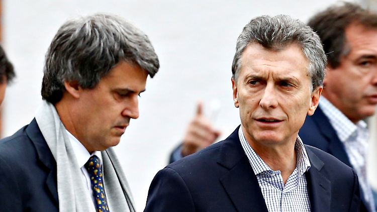 Alfonso Prat-Gay (l.) wird in Zukunft nicht mehr in Mauricio Macris (r.) Kabinett sitzen.