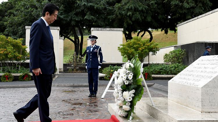Abe auf dem Nationalen Gedenkfriedhof auf Hawaii.