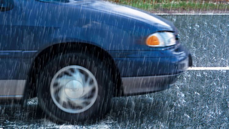 Wenn es rauscht wird es gefährlich: Autofahrer sollten Aquaplaning nicht unterschätzen.