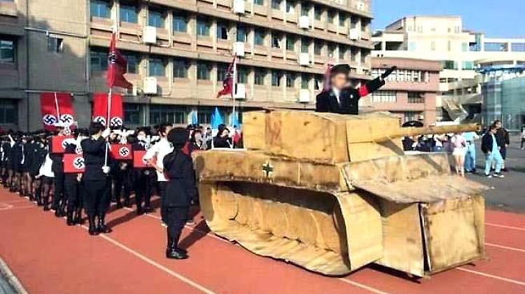 Es soll der Geschichtslehrer gewesen sein, der vom Panzer aus zum Hitlergruß aufrief.