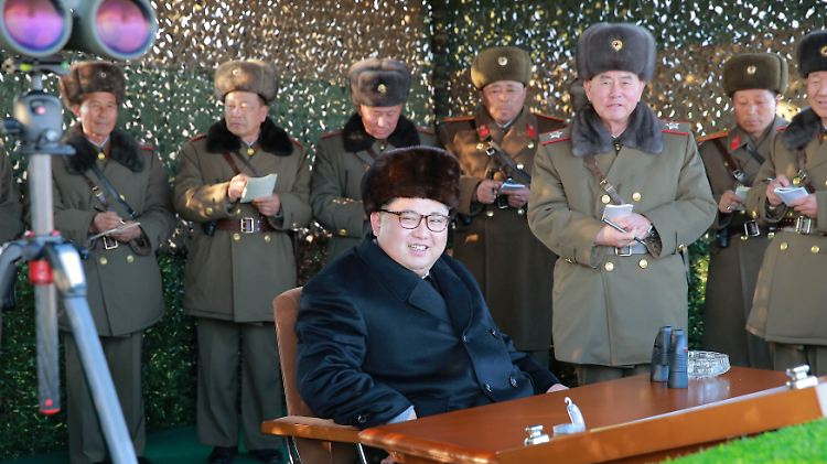 Nordkoreas Machthaber Kim Jong Un schaut sich in Gegenwart seiner Generäle kurz vor Weihnachten einen Test von Raketenwerfern an. 