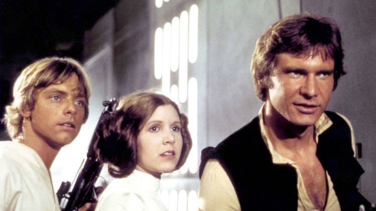 Der Durchbruch gelingt Carrie Fisher 1977 als Prinzessin Leia in "Star Wars: Eine neue Hoffnung" an der Seite von Harrison Ford (r.) und Mark Hamill.