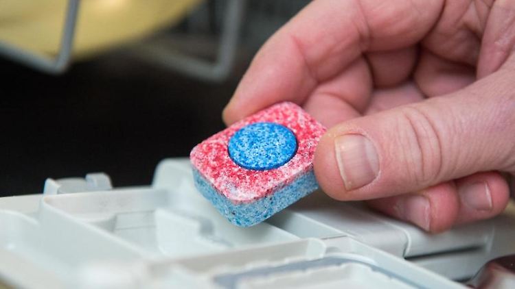 Spülmaschinentabs haben noch viel mehr drauf, als nur Geschirr zu reinigen. 