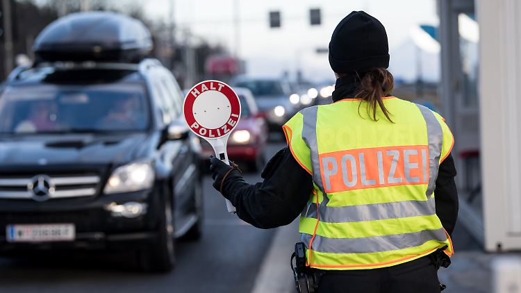 Die verstärkten Grenzkontrollen beeinflussen den Reiseverkehr negativ.
