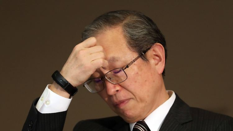 Toshiba-Präsident Satoshi Tsunakawa verkündet die bittere Nachricht.
